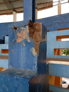 Una de las columnas que sostienen las viejas estructuras del estadio Alejandro Borges, ya casi dice "no aguanto". (Foto: Cortesía)