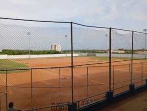 Cientos de miles de niños de ayer y de hoy siguen aprendiendo a jugar la mejor pelota, en el casi octogenario estadio Alejandro Borges. (Foto: Cortesía)