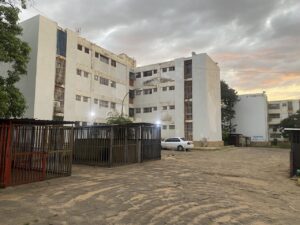 Las aguas putrefactas circulan como "Pedro por su casa" más allá de los linderos del conjunto residencial Las Acacias, afectando a otras familias.(Foto: Eduardo Colina)