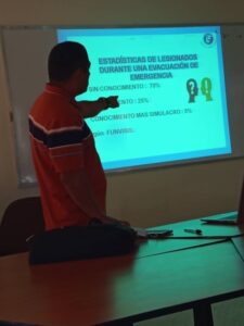 El experto Carlos Ferrer recalcó lo indispensable que es para cualquier persona tener los conocimientos básicos en distintos tipos de desastre, en especial los terremotos. (Foto: Cortesía)