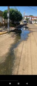 No solo en las veredas del sector 4 de San Jacinto pueden verse las aguas negras que expiden malos olores, sino que también corren en la calle. (Foto: Eduardo Colina)