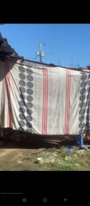 Los vecinos en los patios de sus viviendas han levantado baños improvisados para asearse y realizar sus necesidades fisiológicas. (Foto: Eduardo Colina)