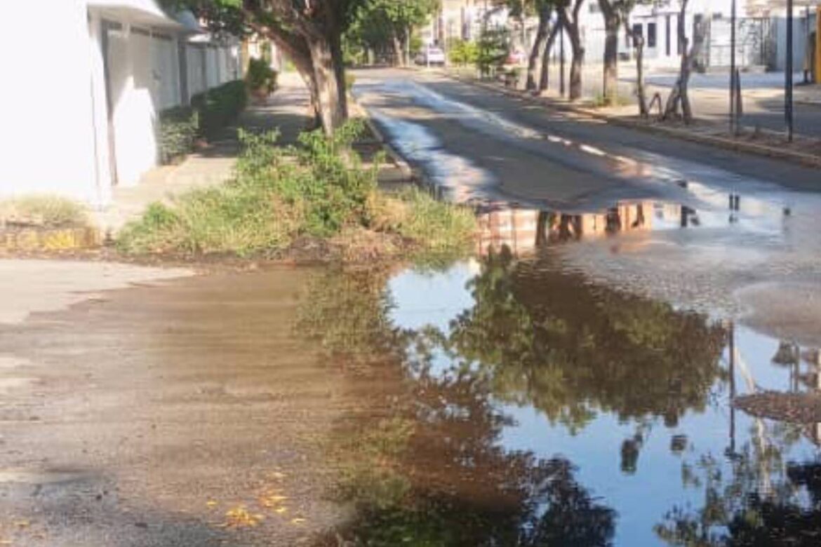 Foto Justo en la esquina de la Avenida 20 con Calle 72 el despilfarro del agua tratada que no le llega a mucha gente, termina desperdiciada en el asfalto. (Foto: JAC)