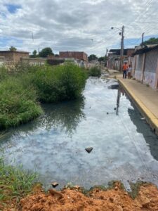 Las familias afectadas exhortan al gobernador Caldera y al alcalde Dimartino a involucrarse más en este problema, enterándose mejor y visitando el sector ya que temen que pueda desatarse una gran epidemia sanitaria.(Foto: Eduardo Colina)